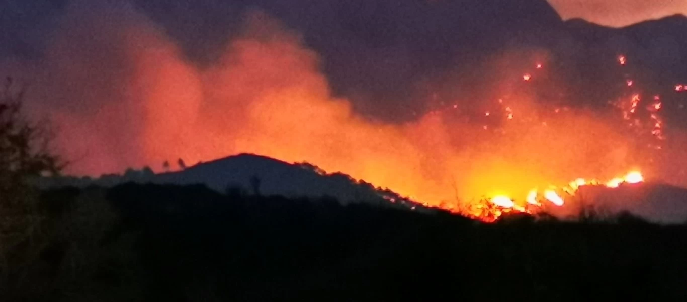 Ολονύχτια «μάχη» με τις φλόγες στην Σάμο - Προκλήθηκαν πολλά προβλήματα στο οδικό δίκτυο